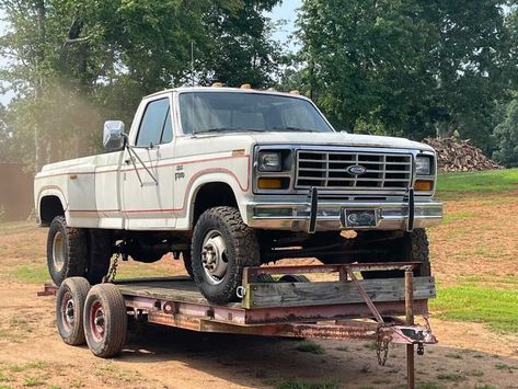 Bullnose Club on Instagram: “WOW on Wednesday! The fact this amazing Bullnose dually fit on this trailer is a WOW itself!! Great looking truck! Thanks for sharing…” Ford Bullnose, Bullnose Ford, Cowboy Truck, Pretty Trucks, International Pickup Truck, Obs Ford, F100 Truck, Big Ford Trucks, Welding Rigs