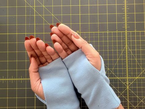 Creating Ribbed Cuffs with Thumb Opening! – OLFA.com Diy Thumb Holes Long Sleeve, Thumb Hole Sleeve, Modified Clothing, How To Upcycle Clothes, Knit Shirts, Thrift Store Upcycle, Garment Sewing, Clothes Making, Upcycle Sewing