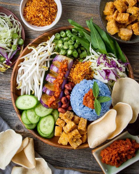 WoonHeng ❣️🌱 on Instagram: “Nasi Kerabu - a traditional Malay rice dish⁣🥰 ⁣ Happy weekend, friends🤗. Nasi Kerabu is a Malay word that translates to 'Rice Salad' -…” Vietnamese Coriander, Chili Seasoning Recipe, Stovetop Chili, Raw Veggies, Small Eggplant, Malay Food, Chili Recipe Crockpot, Chili Recipe Easy, Easy Chili