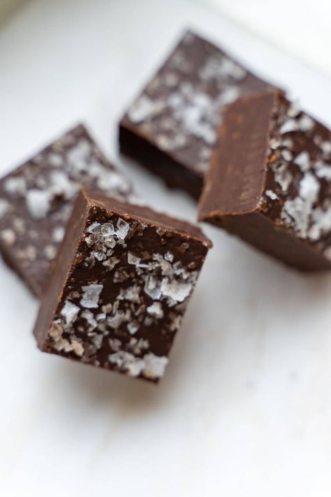 Dark Chocolate Sea Salt Fudge, Sea Salt Fudge, Easy Fudge Recipe, Easy Fudge, Simple Baking, Dark Chocolate Fudge, Sea Salt Chocolate, Gourmet Candy, Pink Sea Salt