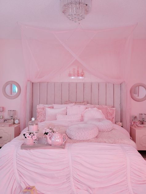 Cute Pink Bedroom Ideas, Pink Y2k Room, Teenage Room Aesthetic, Realistic Bedroom, Room Inspo Ideas, Pink Bedroom Decor Ideas, Teenage Aesthetic, Girly Pink Bedroom, Modern Rustic Industrial