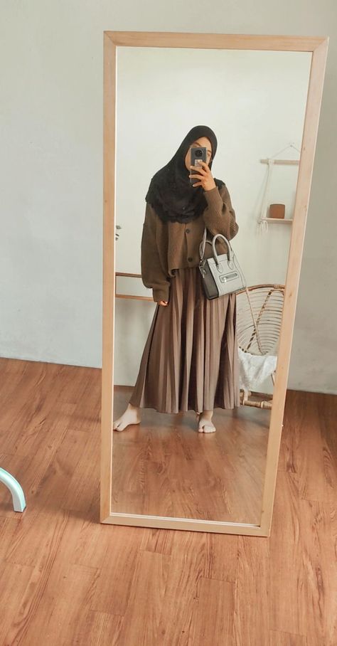 Mirror selfie with pleated skirt and sweater Standing Mirror Selfie Poses, Standing Mirror Selfie, Pleated Skirt And Sweater, Hijabi Ootd, Stand Mirror, Skirt And Sweater, Mini Studio, Mirror Selfie Poses, Standing Mirror