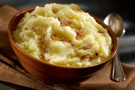 Mashed Yuca with Garlic Sauce Mashed Yuca, Puerto Rican Cuisine, Puerto Rico Food, Boricua Recipes, Dominican Food, Spanish Dishes, Puerto Rican Recipes, Hispanic Food, Island Food