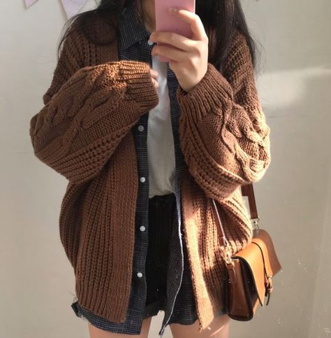 Pinterest// painting_lines Mode Harajuku, College Casual, Fall Knit Sweater, Mode Retro, Mode Kawaii, Vogue Knitting, Grunge Look, Korean Fashion Trends, Indie Outfits