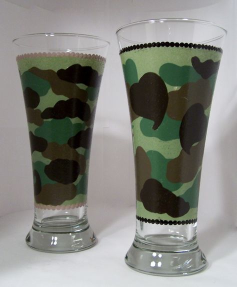 Hand Painted Glass, Camo Green Pilsner Painted Beer Glasses, Glassware Painting, Camo Prints, Decorated Bottles, Glass Wear, Painted Glass Bottles, Bottle Designs, Painted Glassware, Diy Wine Glasses