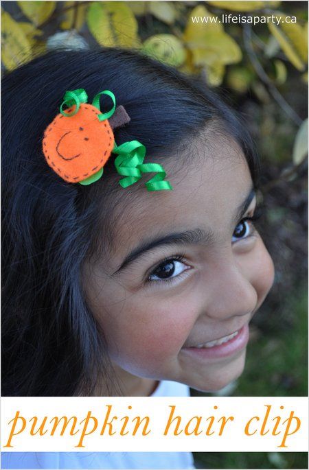 Pumpkin Hair Clip: Pretty DIY hair clip for the fall. Easy instructions, and easy materials, just felt, ribbon, embroidery cotton, and a hair clip. The little girl in your life would love a home made gift like this! Ribbon Wall Hanging, Hair Clip Tutorial, Diy Hair Clip, Pumpkin Hair, Ribbon Wall, Clever Halloween, Neutral Fall Decor, Hair Clips Diy, Old Keys