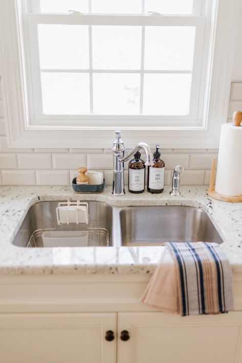 Cute Kitchen Sink Organization, Clean Sink Aesthetic, Small Kitchen Sink Organization, Sinks Kitchen Decor, Dish Sink Organization, Minimalist Kitchen Sink Organization, Aesthetic Kitchen Sink Area, Aesthetic Sink Kitchen, Kitchen Sink And Counter Top Ideas