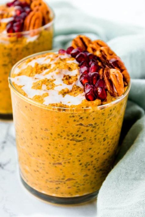 Healthy Pumpkin Pie Chia Pudding takes your classic pumpkin pie and turns it into a gluten free, dairy free, vegan, and Whole30 approved healthy snack! Perfect for meal prep, breakfast, or snacking! - Eat the Gains #whole30 #paleo #vegan #chiapudding #pumpkinpie #dairyfree #glutenfree Pumpkin Pie Chia Pudding, Chia Pudding Vegan, Pumpkin Chia Pudding, Healthy Pumpkin Pie, Classic Pumpkin Pie, Menu Sarapan Sehat, Pudding Chia, Healthy Pumpkin Pies, Prep Breakfast