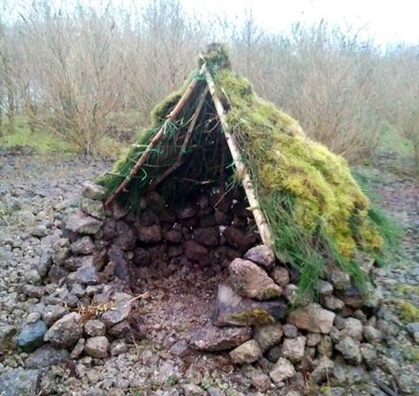 Primitive Houses, Patio Pergola, Handmade Charlotte, Bushcraft Camping, Survival Shelter, Survival Mode, Wilderness Survival, Camping Survival, Survival Prepping