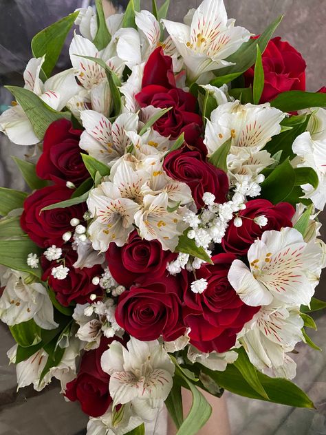 Red Roses And White Lilies Bouquet, Red Rose And Lily Bouquet, Roses And Lily Bouquet, Red And White Bouquet, White Flower Arrangements, Luxury Flower Bouquets, Red Bouquet, Flower Gift Ideas, Red Rose Bouquet