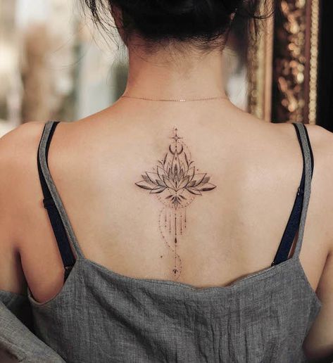 Middle Of Back Tattoo, Back Tattoo Women Spine, Upper Back Tattoos, Girl Back Tattoos, Circle Tattoos, Flower Tattoo Back, Beautiful Flower Tattoos, Spine Tattoos For Women, Inspiration Tattoos