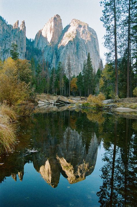 11 Best Yosemite Valley Reflection Photos - 35mm | Field Mag Yosemite Photography, Valley Photography, Merced River, Reflection Photos, National Parks Photography, National Park Photos, California Vacation, Lake Art, Visit California