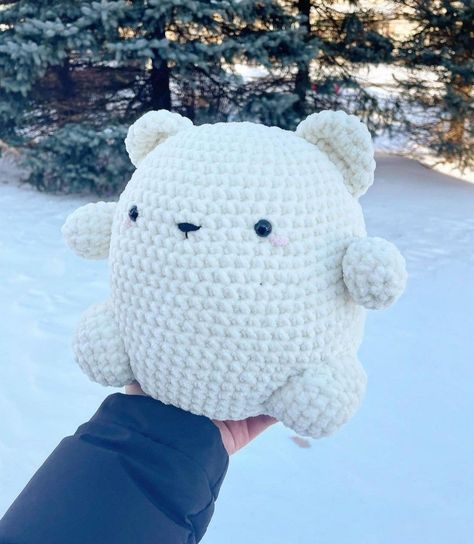 Gain access to our exclusive vault of free amigurumi patterns in PDF format! Download now and start crocheting your own cuddly friends. Let's crochet! 🧶📥