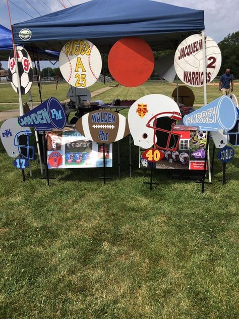 Spirit Football Helmet Yard Signs, Sports Yard Signs School Spirit, School Spirit Wood Signs, Football Yard Signs, School Spirit Crafts, Spirit Signs, Football Diy, Football Homecoming, Football Cheer