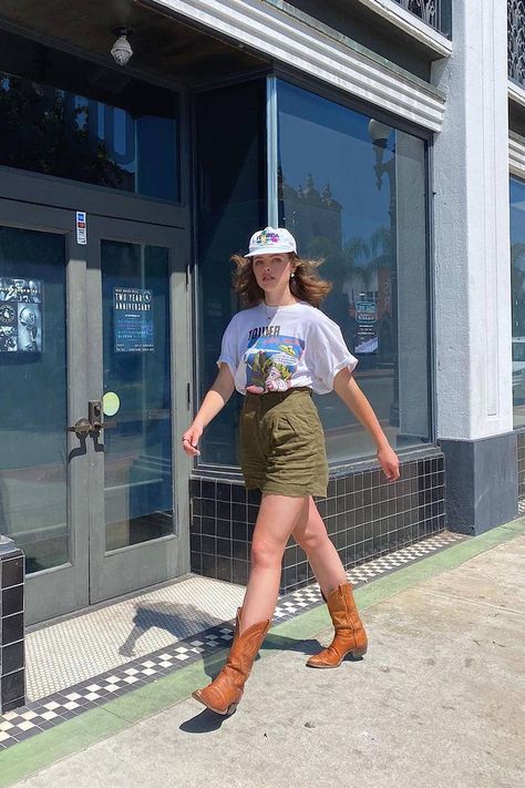 Summer Outfits 2023 Street Style, Summer Outfits With Boots, Spring Boots Outfit, Western Summer Outfits, Summer Boots Outfit, Weird Kid, Western Boots Outfit, Long Denim Shorts, Fashion Staples