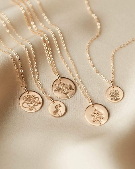 plp_main Birth Flower Chart, Flower Chart, Birth Flower Necklace, Gold Jewelry Simple, Flower Pendant Necklace, Disc Pendant, Birth Flower, Recycled Gold, Birth Flowers