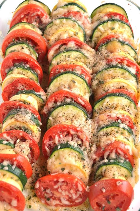 Parmesan Tomato Zucchini Bake is a simple recipe with layered fresh tomatoes, zucchini and summer squash topped with garlic, onions and parmesan cheese! Tomato Zucchini Bake, Tomato Gratin, Zucchini And Tomato, Zucchini And Tomatoes, Baked Parmesan Tomatoes, Lunch Vegetarian, Zucchini Bake, Tomatoes Recipes, Zucchini Tomato