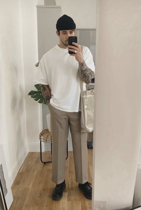 Pleated Trousers Outfit Men, Polo Shirt Outfit Men Street Styles, Pleated Trousers Outfit, Mens Pleated Trousers, Minimal Streetwear, Classy Streetwear, Minimalist Fashion Men, Trendy Boy Outfits, City Of Lights