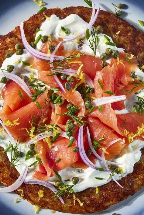 This potato rosti recipe is a shredded potato pancake cooked until golden then topped with smoked salmon and dill. Smoked Salmon And Potatoes, Potato Rosti Breakfast, Smoked Salmon Potato Rosti, Potato Rosti Recipe, Rosti Recipe, Breakfast Potato, Potato Rosti, Potato Pancake, Best Brunch Recipes