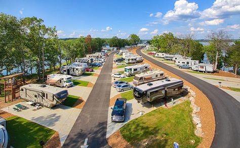 Tennessee has much to explore. Head to one of these 10 highly rated Nashville RV parks while you're visiting the area. Caravan Park Design, Rv Park Ideas, Rv Park Layout, Campground Layout, Campsite Layout, Rv Layout, Tennessee Camping, Luxury Rv Resorts, Cars Parking