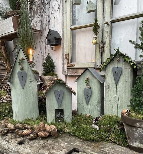 Wooden House Decoration, Deco Champetre, Wooden Christmas Crafts, Barn Wood Crafts, Outdoor Deco, Garden Decor Diy, Deco Nature, Garden Whimsy, Backyard Paradise