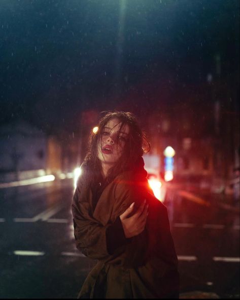 Rainy Photoshoot, Night Photography Portrait, Night Core, Night Street Photography, Gothic Photography, Night Portrait, Street Portrait, Model Poses Photography, Portrait Photography Poses