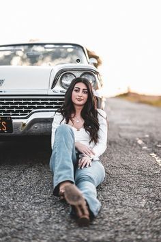 Car Senior Pictures, Senior Photo Inspiration, Classic Car Photoshoot, Senior Photo Shoot, Senior Photoshoot Poses, Person Photography, Western Photoshoot, Unique Senior Pictures, Senior Photography Poses