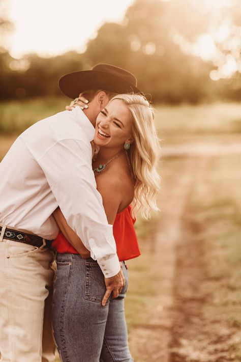 Engagement Photos Country Rustic, Engagement Photos With Beer, Beer Engagement Pictures, Engagement Photos River, Cute Couple Goals Pictures, Farm Couple Pictures, Barn Engagement Pictures, Country Honeymoon, Engament Pics