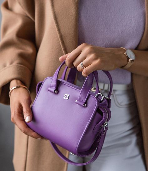 Lilac Bag Outfit Ideas, Dark Purple Bag Outfit, Purple Handbags Outfit, Purple Bag Outfit Ideas, Purple Bags Outfit, Soft Summer Capsule Wardrobe, Soft Summer Capsule, Lavender Purse, Crossbody Bag Outfit