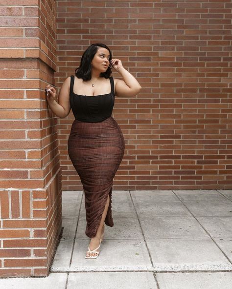 Denise Mercedes, Women's Wardrobe Essentials, Curvy Fashionista, Top And Skirt, Wardrobe Basics, Awards Ceremony, Women's Wardrobe, Curvy Fashion, Date Night Outfit