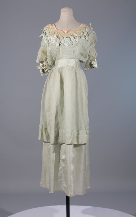 silk Edwardian dress Gilded Age Fashion, Ancient Fashion, Edwardian Gowns, Fashion 1910, Historical Costuming, Shabby Chic Clothes, 1910s Fashion, Regency Dress, Edwardian Dress