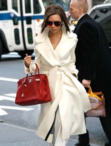 Red Birkin bag with off-white coat! Note: Birkin bags are only sold through Hermes stores, so if you are looking for one, you can only really trust that it’s genuine by going directly to their stores. Cool Winter, Lv Bags, White Coat, Vestidos Vintage, Henri Bendel, 가을 패션, Looks Style, Mode Inspiration, Mode Style