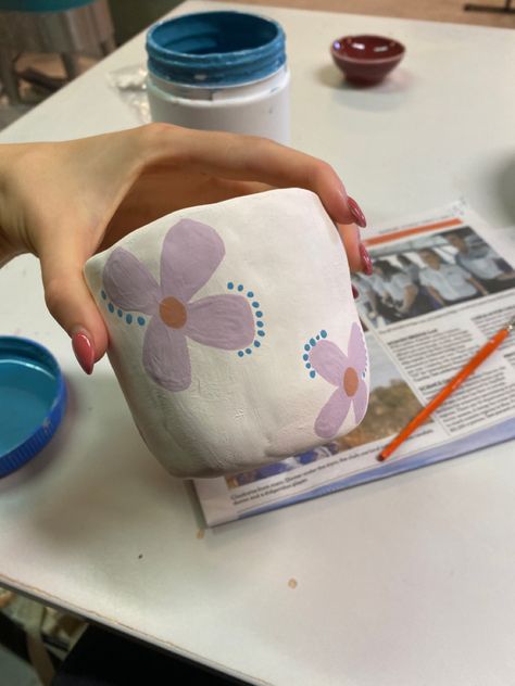 Easy Pottery Painting Ideas For Beginners, Diy Pottery Painting Ideas Simple, Ceramic Cafe, Ceramics Pottery Mugs, Diy Pottery Painting, Candle Crafts Diy, Tanah Liat, Keramik Design, Painted Mugs