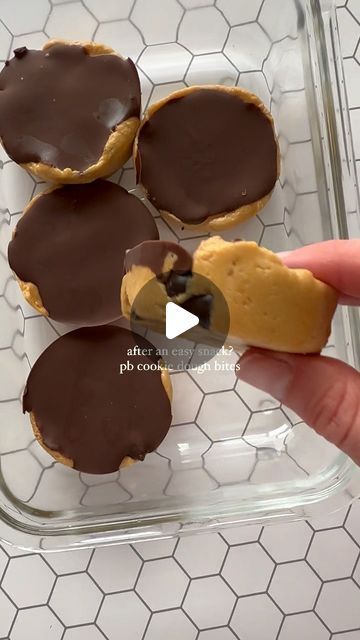 Alyssa Coady on Instagram: "Peanut butter cookie dough bites.. they’re so good, you need to try them 🤤 These bites are high in protein, chocolate and peanut butter.. everything you want in a grab and go snack! In a bowl, mix: 1/2 cup peanut butter @99th_monkey 1 scoop (30g) vanilla protein powder 3 tablespoons honey Then, fold in: 1/4 cup dark choc chips Divide the cookie dough evenly between a muffin pan, makes 6 In a separate bowl, mix: 1/2 cup dark chocolate chips or melts 2 teaspoons Peanut Butter Cookie Dough Bites, Fridge Chocolate, Protein Cookie Dough Bites, Protein Peanut Butter Cups, Cookie Dough Cups, Butter Cookie Dough, Protein Cookie Dough, Peanut Butter Bites, Peanut Butter Snacks