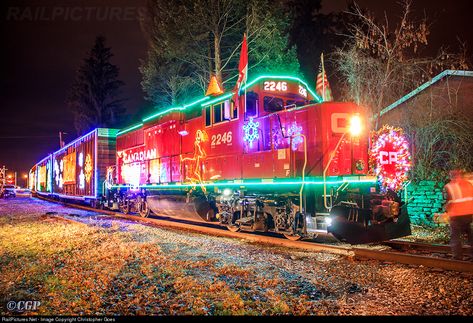 For the first time, the Canadian Pacific Holiday Train takes over the Colonie Main since CP no longer owns the south end. Here is the CP 2246 leading the Canadian Pacific Holiday Train, a great way to start off the 2015 Holiday Season!! Christmas Trains, Train Light, Canadian Pacific Railway, Holiday Train, Scenic Railroads, Railroad Photography, Calorie Counter, Train Art, Old Trains