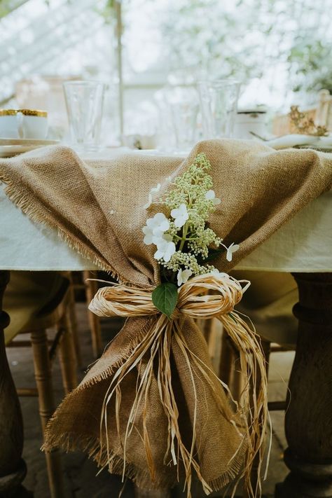 Table Champetre, Burlap Wedding Ideas, Woodland Wedding Centerpieces, Hessian Wedding, Bright Wedding Bouquet, Hessian Table Runner, Wedding Arch Rustic, Rustic Wedding Reception, Rustic Wedding Table