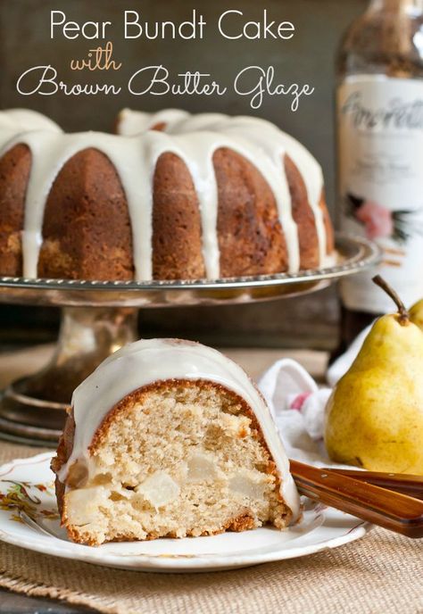 This Pear Bundt Cake with Brown Butter Glaze is the perfect fall dessert. Save it for Thanksgiving! Pear Bundt Cake, Jewish Apple Cake, Cake Glaze, Butter Glaze, Pear Cake, Chocolate Bundt Cake, Pear Recipes, Apple Cake Recipes, Bundt Cakes Recipes