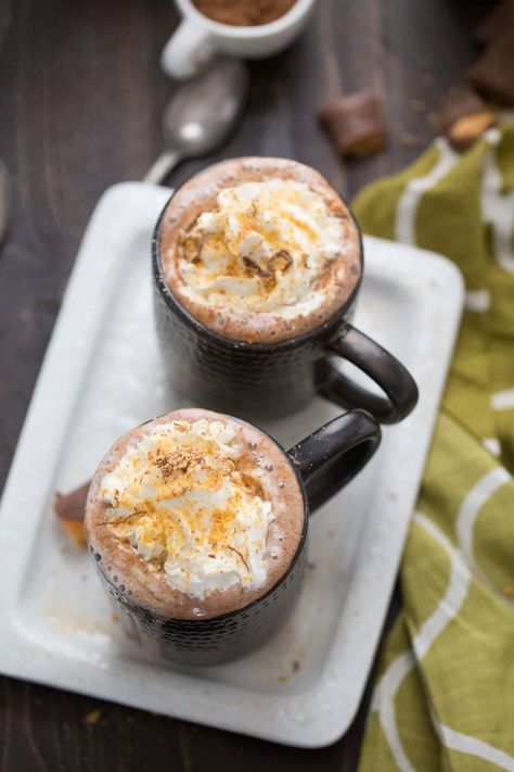 This Butterfinger Hot Cocoa recipe tastes like the famous candy! This boozy version is warm and silky warm adult beverage! Butterfinger Hot Chocolate, Adult Hot Chocolate, Butter Finger Dessert, Warm Drinks Recipes, Boozy Hot Chocolate, Hot Cocoa Cookies, Hot Drinks Recipes, Hot Cocoa Recipe, Hot Chocolate Drinks