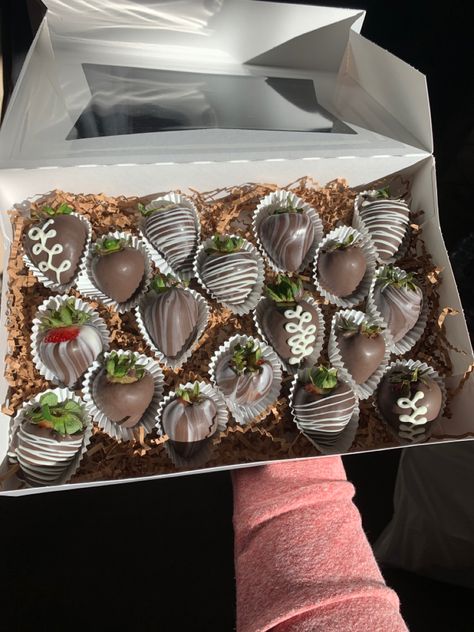 Marble, drizzled, & dipped chocolate strawberries!! So beautiful and delicious for any occasion! Marble Strawberries, Marble Chocolate, Chocolate Dipped Strawberries, Strawberry Dip, Covered Strawberries, Chocolate Strawberries, Chocolate Covered Strawberries, Chocolate Dipped, Chocolate Covered