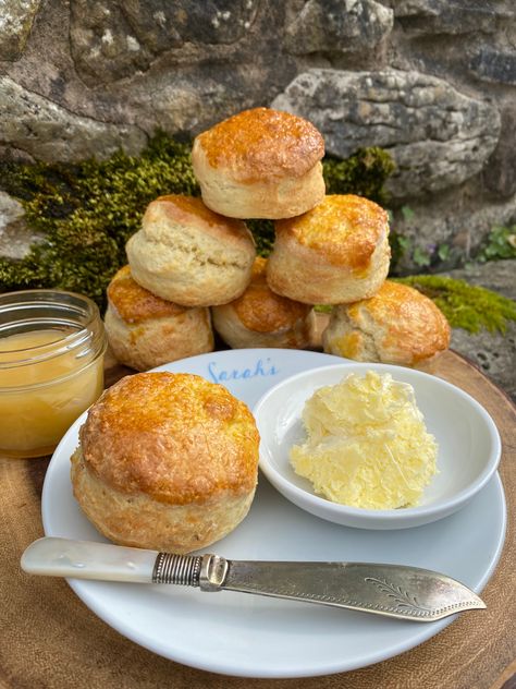 Sarah’s Lemon Scones Fruit Scones Recipe, British Tea Time, Sweet Scones, Buttermilk Scones, Homemade Lemon Curd, Fruit Scones, Lemon Scones, Afternoon Tea Recipes, Cream Scones