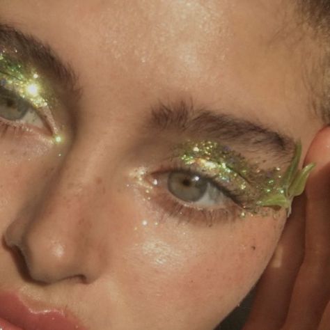 Elf Cosplay Makeup Looks, Fairycore Party Ideas, Nature Inspired Makeup Looks, Nature Fairy Makeup Ideas, Earth Costume Ideas, Vine Eye Makeup, Fairy Wing Eye Makeup, Forest Inspired Makeup, Earth Inspired Makeup