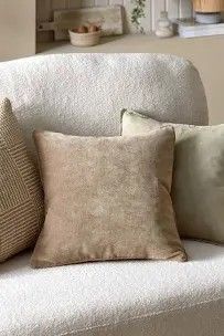 Natural Living Room Decor, Cream Living Rooms, Cream Cushions, Cream Sofa, Natural Living Room, Living Room Cushions, Small Cushions, Cosy Living Room, Brown Cushions