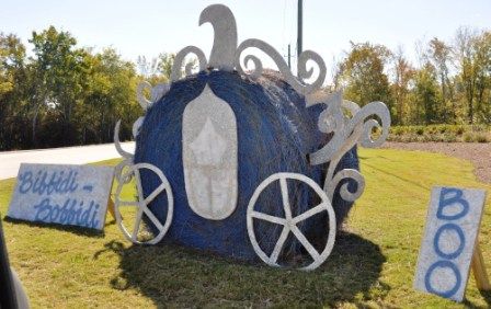 25 Fall Painted Hay Bale Ideas - Southern Made Simple Hay Bale Art Ideas, Painted Hay Bale Ideas, Halloween Hay Bale, Hay Bale Decorating Ideas, Decorated Hay Bales, Hay Bale Fall Decor, Hay Bale Fall, Hay Bale Decor, Painted Hay Bales