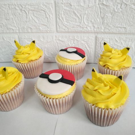 Pokémon Birthday Cupcakes, Cupcakes Pokemon, Pokemon Cupcakes, Cap Cake, Pokemon Cake, Pokemon Party, Pokemon Birthday, Baking Ideas, 9th Birthday