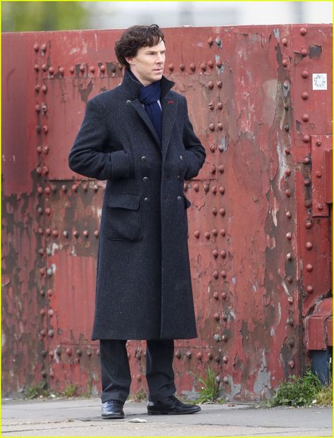 Benedict Cumberbatch Films Running Scene for 'Sherlock' Black Trench Coat Men, Sherlock Coat, Long Black Trench Coat, Deerstalker Hat, Community Homes, Jogging Pants Men, Wool Jacket Men, Mens Wool Coats, Overcoat Men