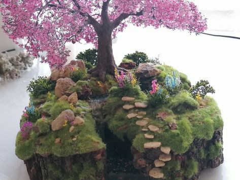 Mushroom Forest Diorama, Diarama Ideas Nature, Tree House Model Diy, Enchanted Forest Diorama, Totoro Diorama, Diorama Nature, Fairy Diorama, Fantasy Diorama, Forest Diorama