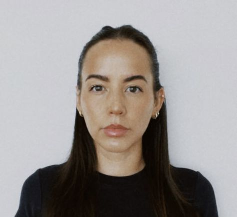 My Passport Photo Is Perfect Thanks to This Viral Makeup Tutorial Good Passport Photo, Passport Photo Makeup, Spiderweb Eyeliner, Laura Mercier Translucent Powder, Large Lips, Viral Makeup, How To Contour, Highlight And Contour, Light Concealer