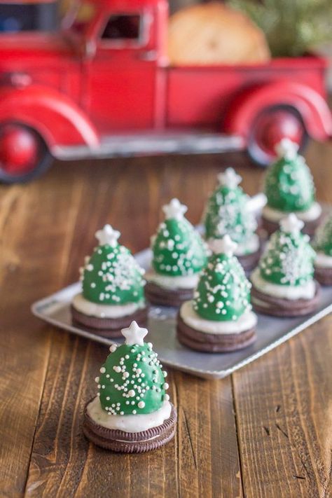 Chocolate Covered Strawberry Christmas Trees - a fun and easy Christmas project to do with your kiddos! #christmasdessert #chocolatecoveredstrawberries #kidsproject Strawberry Christmas, Deco Cupcake, Healthy Holiday Treats, Dessert Original, Easy Christmas Cookie Recipes, Chocolate Covered Strawberry, Christmas Cookies Easy, Oreo Dessert, Christmas Food Desserts