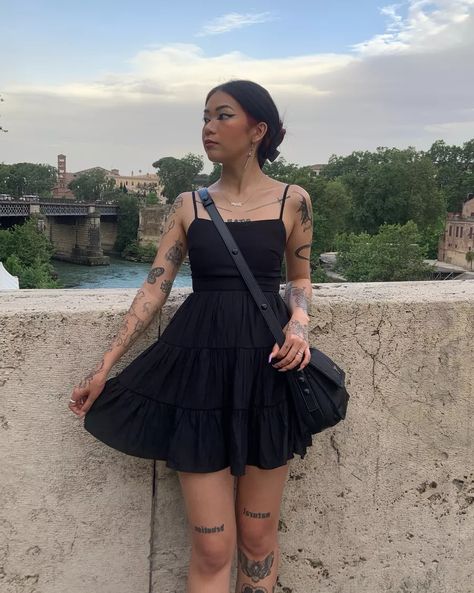 Black Summer Dress Short, Black Mini Babydoll Dress, Babydoll Dress Outfit Grunge, Black Mini Sundress, Sundress And Tattoos, Black Summer Outfits 2023, Cute Styles Outfits Summer, Short Dresses Flowy, Black Babydoll Dress Outfit Summer