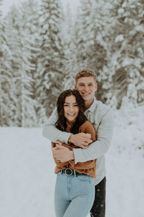 Photography Poses Snow, Romantic Snow Pictures, Winter Couple Pictures Plus Size, Couples In Snow Photography, Winter Snow Couple Pictures, Simple Winter Engagement Photos, Couple Poses In Winter, Winter Anniversary Photos, Winter Couple Shoot Outfits